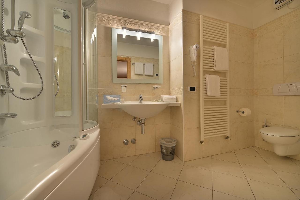 King Room with Spa Bath